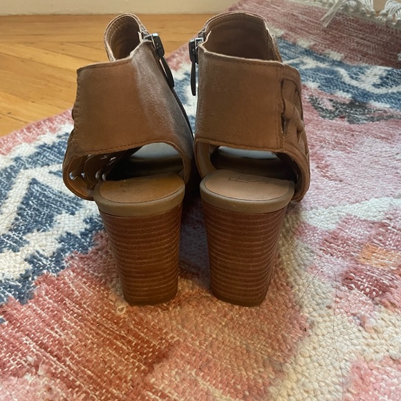 Tan open toed bootie heels - Picture 4 of 4